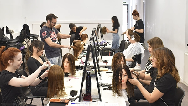 Alumnos-trabajando-academia-peluqueria-universidad-de-la-imagen-madrid