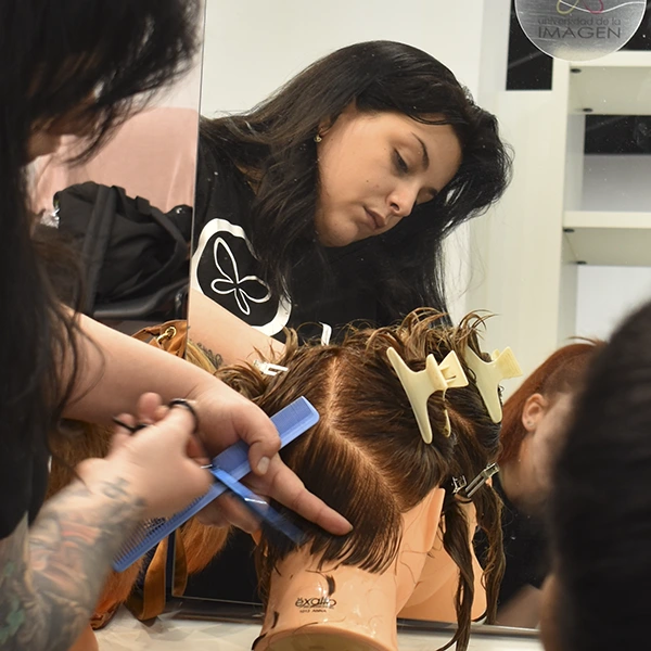 Alumnos-trabajando-academia-peluqueria-universidad-de-la-imagen-madrid